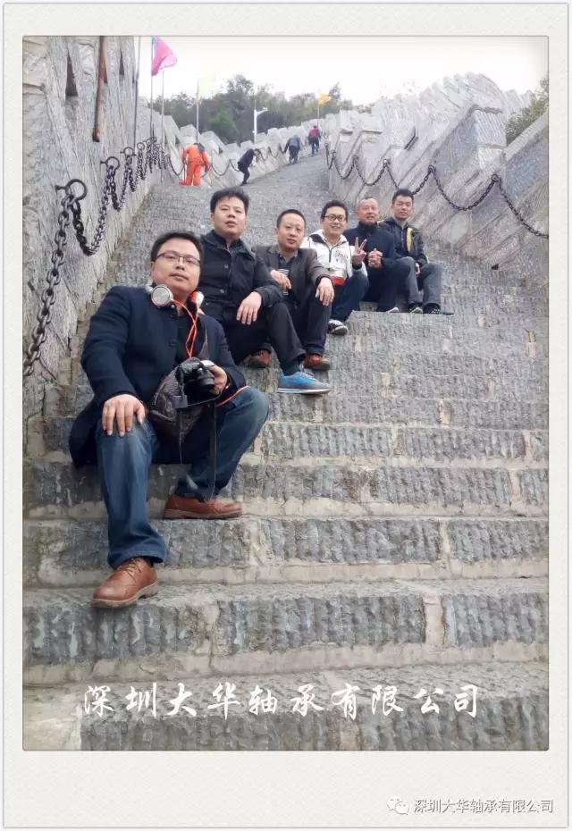 古城墻，坐在最前邊的是號稱體重130的時尚達人—九哥